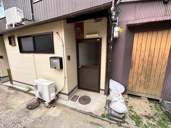 今大黒町貸家37番西の物件外観写真